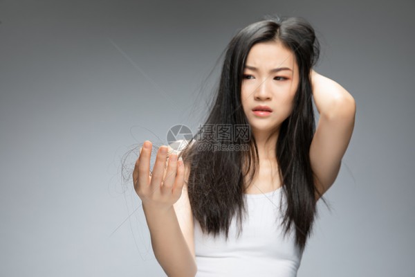 Yin Anran looked up at Yin Mengting, two people with four eyes opposite Yin Mengting's eyes full of pride.
